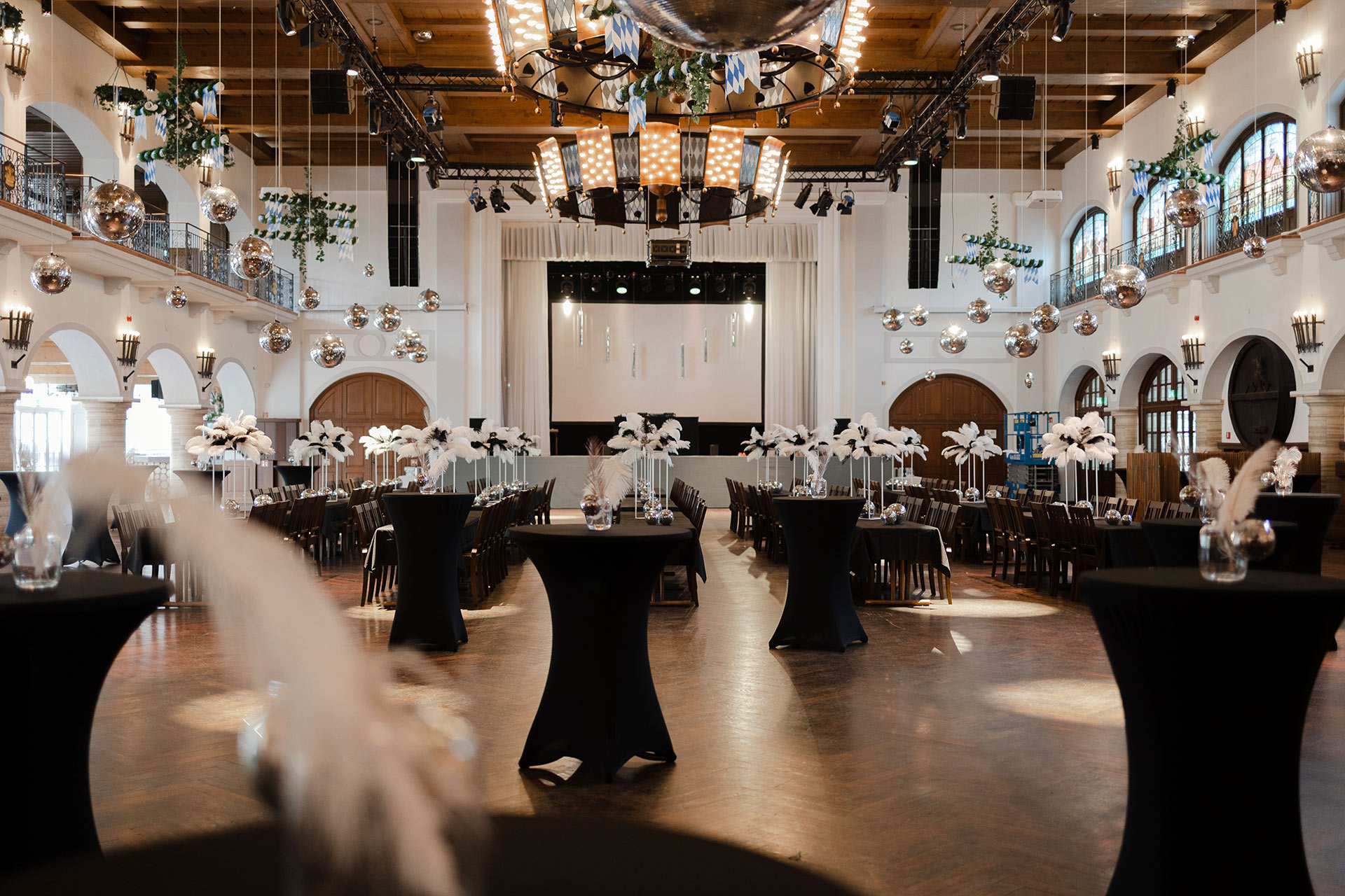 Festsaal als Eventlocation mit Bühne, Leinwand und Stehtischen